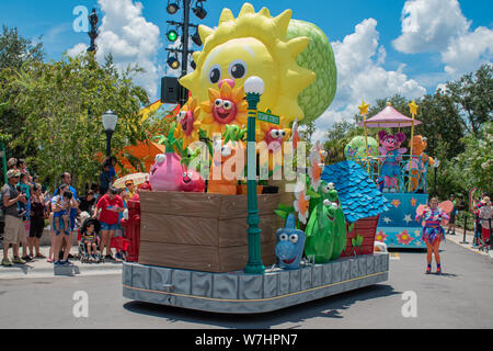 Orlando, Floride. Le 30 juillet 2019. Flotteur coloré en partie de Sesame Street Parade à Seaworld.. Banque D'Images