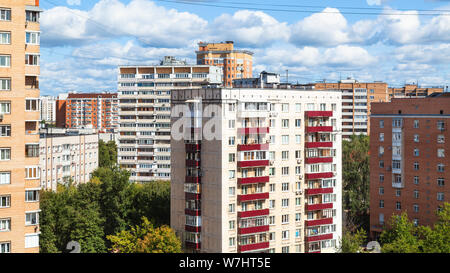 Vue panoramique sur le quartier résidentiel avec des tours d'habitations dans la ville de Moscou en journée ensoleillée Banque D'Images