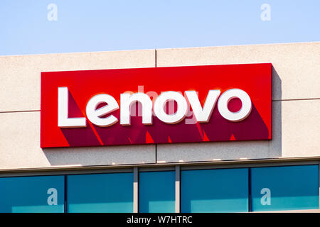 Juillet 29, 2019 Santa Clara / CA / USA - Lenovo Group Limited L'affichage à leur siège situé dans la Silicon Valley ; la technologie chinoise Lenovo est une co Banque D'Images