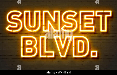 Sunset Blvd neon sign on brick wall background Banque D'Images