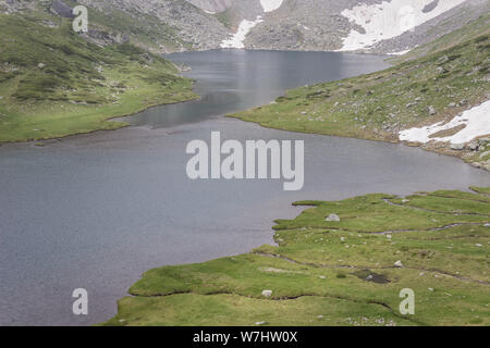 Misty, Moody, météo spectaculaire au-dessus de beaux lits lac glaciaire sur la montagne de Rila en Bulgarie Banque D'Images