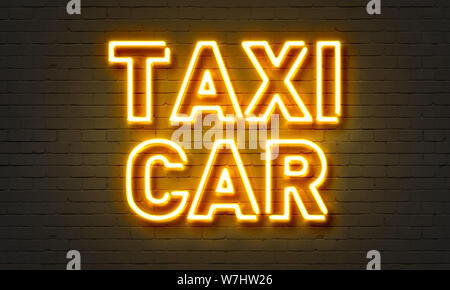 Taxi Voiture neon sign on brick wall background Banque D'Images