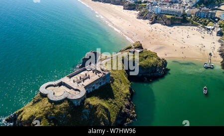 Drone aérien vue sur un vieux fort historique, sur une petite île au large de la ville côtière pittoresque et colorée (St Catherine, Tenby) Banque D'Images