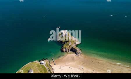 Drone aérien vue sur un vieux fort historique, sur une petite île au large de la ville côtière pittoresque et colorée (St Catherine, Tenby) Banque D'Images