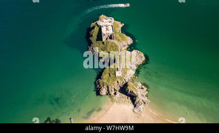 Drone aérien vue sur un vieux fort historique, sur une petite île au large de la ville côtière pittoresque et colorée (St Catherine, Tenby) Banque D'Images