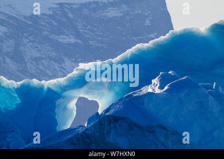 L'exploration de Scoresbysund par Zodiac a été l'occasion de voir de près et personnels avec les impressionnants icebergs. Capturé ici dans la lumière du soleil du matin, l'éthéré iceberg fond lentement, par gouttelettes par gouttelette Banque D'Images