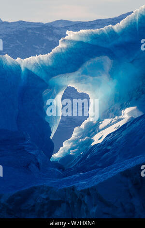 L'exploration de Scoresbysund par Zodiac a été l'occasion de voir de près et personnels avec les impressionnants icebergs. Capturé ici dans la lumière du soleil du matin, l'éthéré iceberg fond lentement, par gouttelettes par gouttelette Banque D'Images