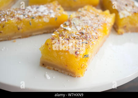 Bars Dessert Lemon-Lavender Banque D'Images