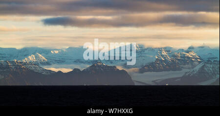 Chaînes de montagnes émergent avec rayures ongles marques de la mer et du ciel en dévorant Scoresby Sund, l'est du Groenland Banque D'Images