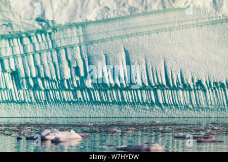 L'exploration de Scoresbysund par Zodiac a été l'occasion de voir de près et personnels avec les impressionnants icebergs. Je suis tombée sur un immense iceberg, étroitement lacés par des flûtes, la création d'une conduite d'effet dans l'iceberg juste au-dessus de la flottaison. Banque D'Images