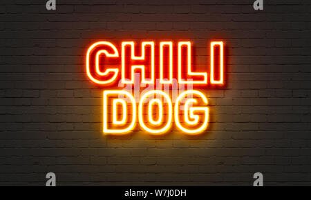 Chilli dog neon sign on brick wall background Banque D'Images