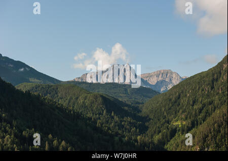 Le Sass Pordoi au-dessus du col Pordoi et Sella Pass. Le Sass Pordoi est également appelé comme la Terrasse des Dolomites en raison de son plateau. Banque D'Images