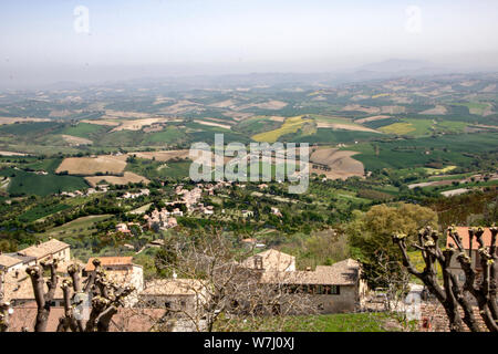 Paysage panoramique vu de Cingoli, médiévale et pittoresque hilltown connu comme le balcon des Marches en Italie Banque D'Images