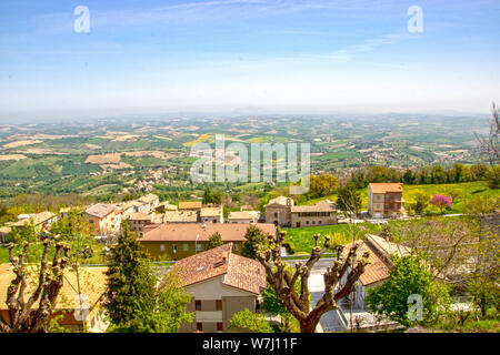 Paysage panoramique vu de Cingoli, médiévale et pittoresque hilltown connu comme le balcon des Marches en Italie Banque D'Images