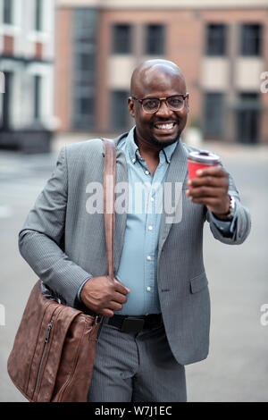 Businessman drinking café du matin et avoir la bonne humeur Banque D'Images