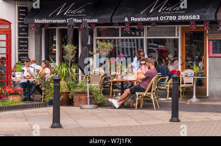 Cafés et restaurants : des gens assis à l'extérieur de l'APDD Méditerranée café et restaurant. Banque D'Images