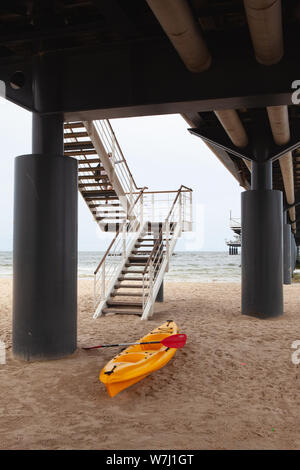 Usedom, Allemagne - Août 1,2019 : kayak jaune sous l'Heringsdorf. Cette jetée situé à Heringsdorf, avec une longueur de 508 mètres ; stretchi Banque D'Images