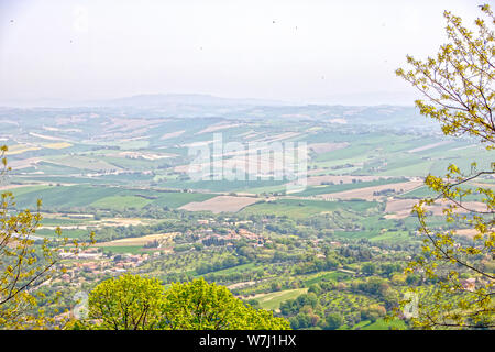 Paysage panoramique vu de Cingoli, médiévale et pittoresque hilltown connu comme le balcon des Marches en Italie Banque D'Images