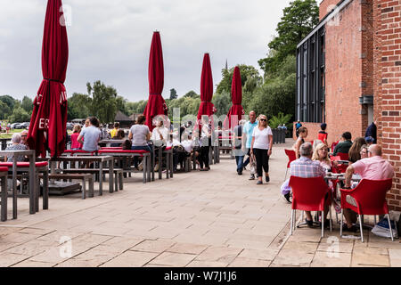 Cafés et restaurants. La terrasse de café au bord de la RSC avec des gens assis à des tables donnant sur la vue. Banque D'Images