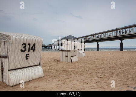 Usedom, Allemagne - Août 1,2019 : Sur la plage sous l'Heringsdorf. Port d'Heringsdorf est un quai situé à Heringsdorf, avec une longueur de 508 Banque D'Images