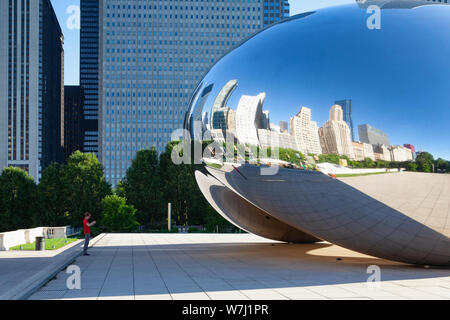 Chicago, Illinois, USA - 12 juillet 2013 : Cloud Gate est une sculpture de l'artiste britannique né en Inde Sir Anish Kapoor, qui est l'élément central d'au Banque D'Images