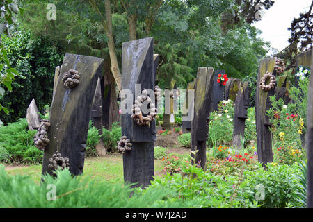 En forme de bateau en bois sur des pierres tombales du cimetière, Szatmárcseke, Hongrie, Magyarország, Europe Banque D'Images