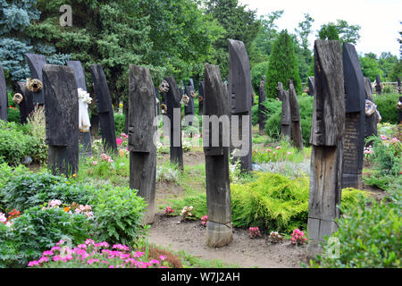 En forme de bateau en bois sur des pierres tombales du cimetière, Szatmárcseke, Hongrie, Magyarország, Europe Banque D'Images