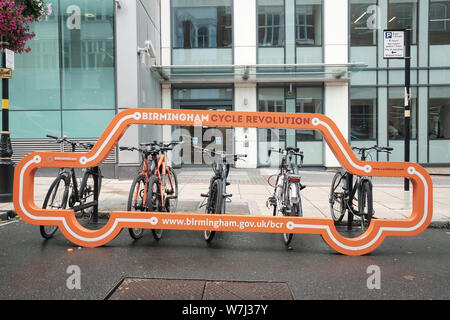 Août 2019 - en forme de voiture parking vélo rack à Birmingham Banque D'Images