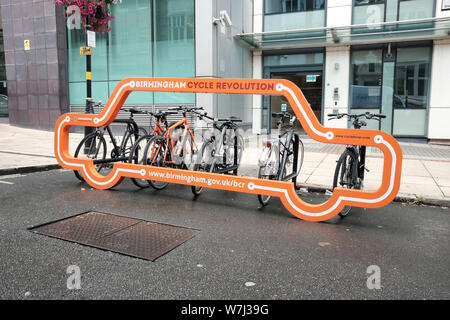 Août 2019 - en forme de voiture parking vélo rack à Birmingham Banque D'Images