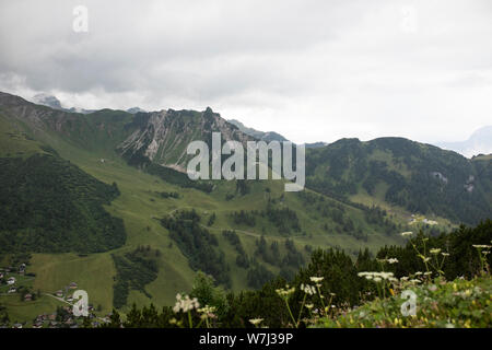 Rouleaux de brouillard dans la vallée, près de la ville de Malbun, Liechtenstein, dans les Alpes, près de la frontière autrichienne, vu de la station de télécabine Sareis. Banque D'Images