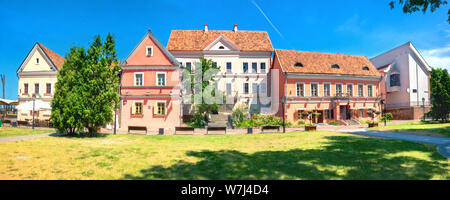 Vue panoramique de rue aux maisons colorées sur le quai rivière Svisloch. Nyamiha (Nemiga) district. Minsk. Bélarus Banque D'Images