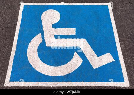 Blue marqués parking pour personnes handicapées, Roumanie Banque D'Images