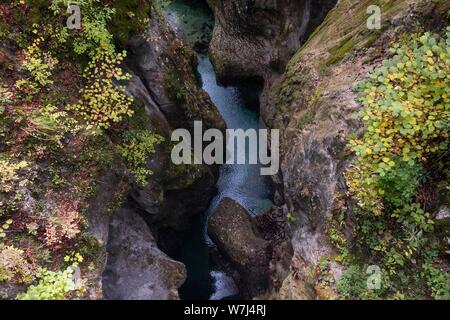 Ruisseau de montagne passe par une gorge étroite, vue de dessus dans la gorge de Mostnica, près de Stara Fuzina, Slovénie Banque D'Images