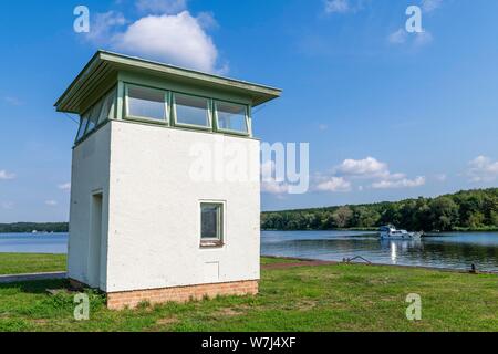 Tour de guet historique à la frontière de l'ex-RDA au lac Jungfern, passage de la frontière de l'eau, Bertini-Enge Potsdam, Brandebourg, Allemagne Banque D'Images