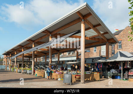 La section extérieure de Altrincham Marché où les fruits et légumes sont vendus en plus d'autres éléments de production. Banque D'Images