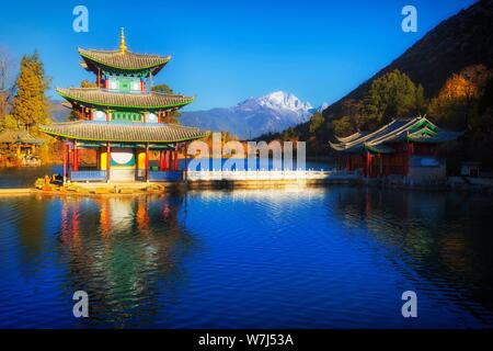 La pagode chinoise, Deyue Pavilion, reflété dans le lac du Dragon Noir, Black Dragon Pool, à l'arrière-plan, la Montagne du Dragon de Jade au Patrimoine Mondial de l'Unesco Banque D'Images