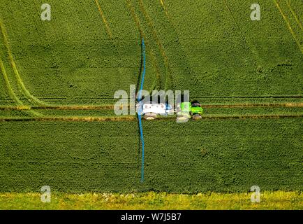 Vue aérienne du tracteur, la pulvérisation des insecticides sur un champ, Soester Borde, Rhénanie du Nord-Westphalie, Allemagne Banque D'Images