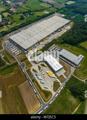 Vue aérienne, les camions au centre logistique Amazon Logistik GmbH Werne, Werne, Ruhr, Rhénanie du Nord-Westphalie, Allemagne Banque D'Images