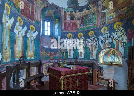 Salle de prière dans l'église de l'Exaltation de la Croix, Patrauti Vltava (Monastère du 15e siècle, Patrauti, Roumanie Banque D'Images