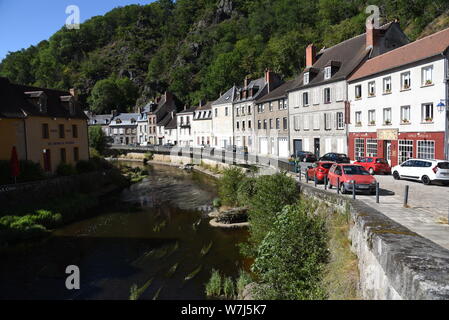 Capitale de la tapisserie Aubusson sur la Rivière Creuse, Nouvelle-Aquitaine, France Banque D'Images