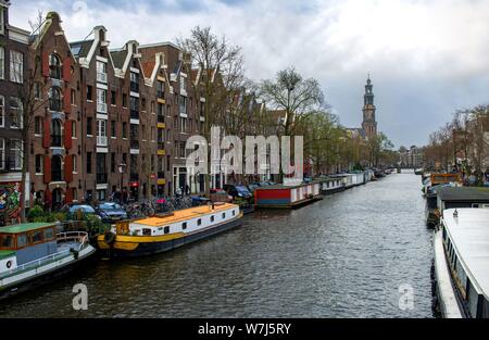 Péniches sur le Prinsengracht, Amsterdam tour de Westerkerk, Hollande du Nord, Pays-Bas Banque D'Images