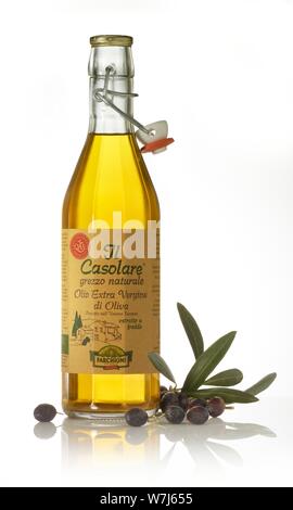 Une bouteille d'huile d'olive avec des olives noires et des feuilles d'olivier (Olea europaea) comme décoration, dentelle, Allemagne Banque D'Images