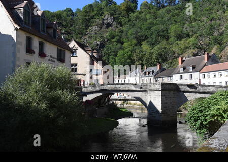 Capitale de la tapisserie Aubusson sur la Rivière Creuse, Nouvelle-Aquitaine, France Banque D'Images