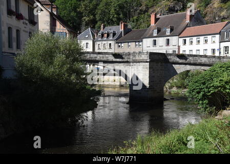 Capitale de la tapisserie Aubusson sur la Rivière Creuse, Nouvelle-Aquitaine, France Banque D'Images