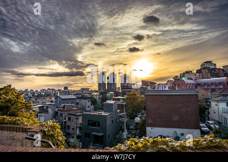 Vue de la ville de Séoul avec gratte-ciel à l'heure du coucher de soleil. Banque D'Images