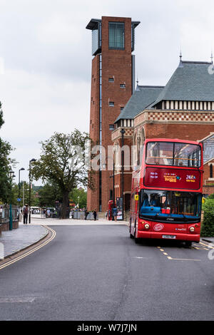 Une vue vers le haut avec le bord de l'eau Théâtre RSC tour et un tour bus à impériale rouge. Banque D'Images