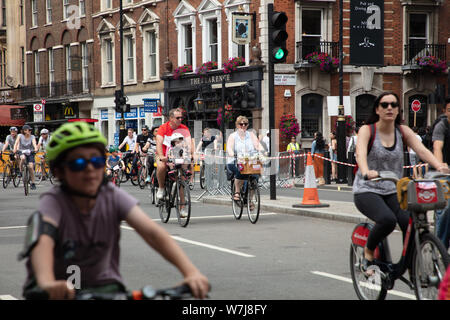 Les cyclistes participant à la Prudential Ride London Cycle libre événement par le capital pour un samedi d'août. Banque D'Images