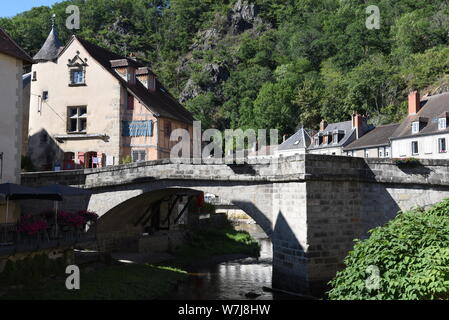 Capitale de la tapisserie Aubusson sur la Rivière Creuse, Nouvelle-Aquitaine, France Banque D'Images