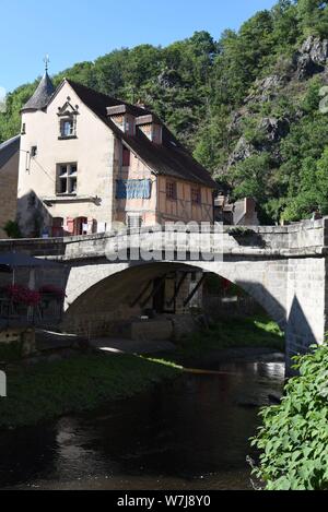 Capitale de la tapisserie Aubusson sur la Rivière Creuse, Nouvelle-Aquitaine, France Banque D'Images