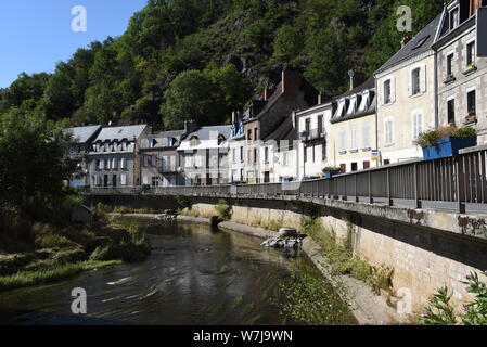 Capitale de la tapisserie Aubusson sur la Rivière Creuse, Nouvelle-Aquitaine, France Banque D'Images